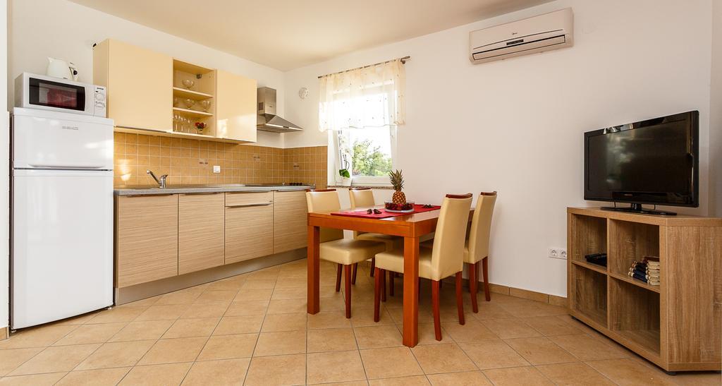 Apartments Mare & Mons Deluxe Malinska Exterior photo