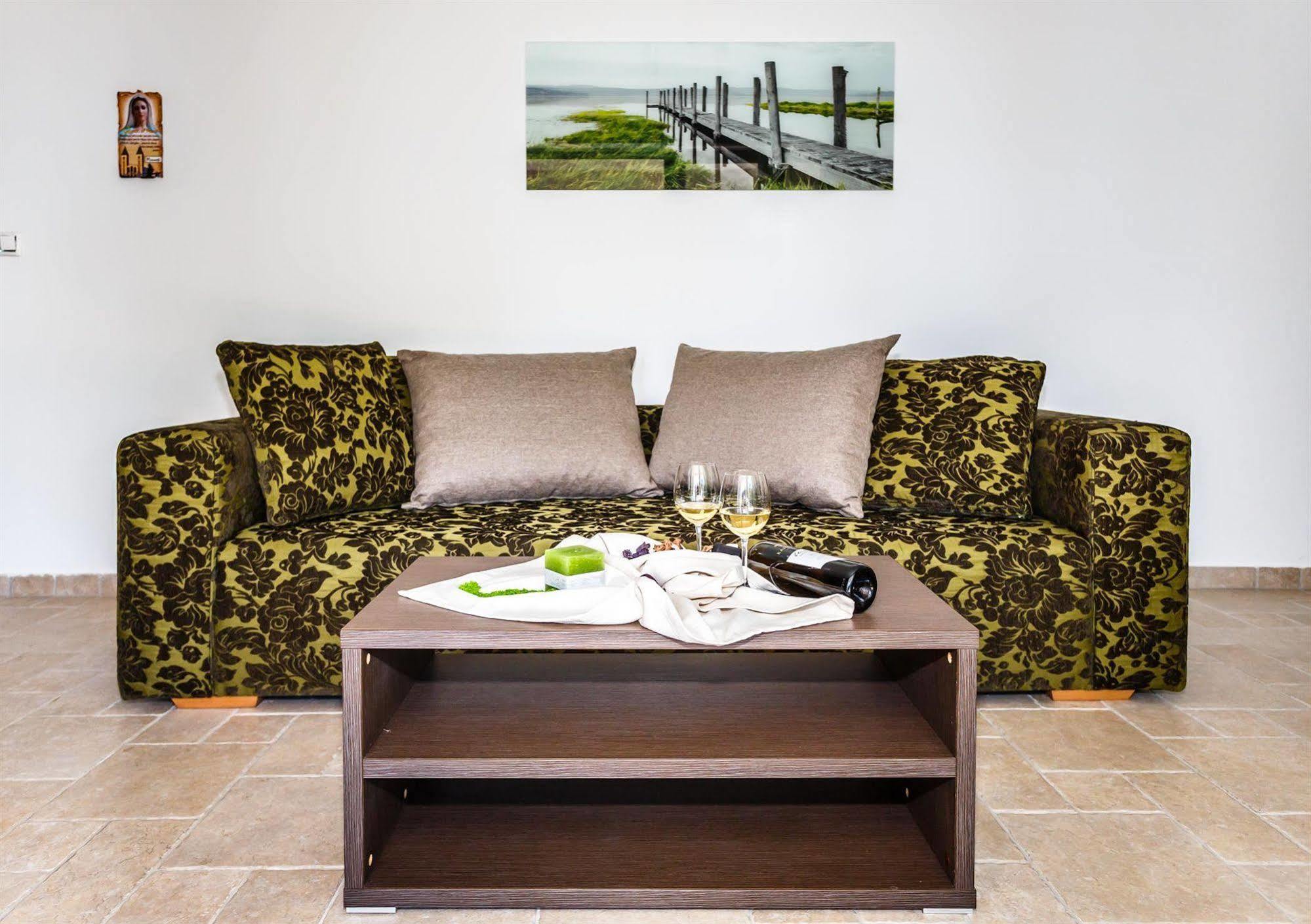 Apartments Mare & Mons Deluxe Malinska Exterior photo