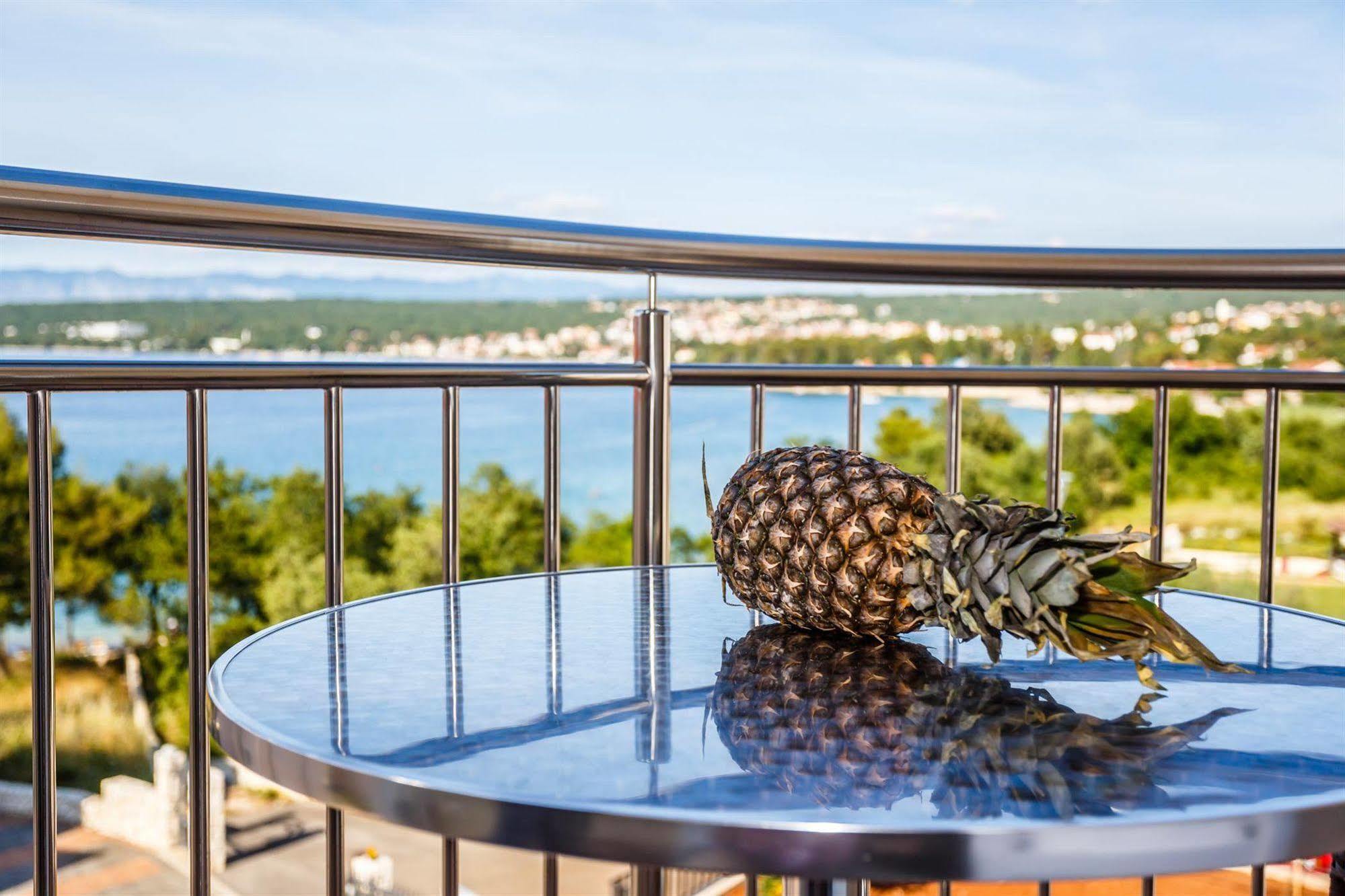 Apartments Mare & Mons Deluxe Malinska Exterior photo